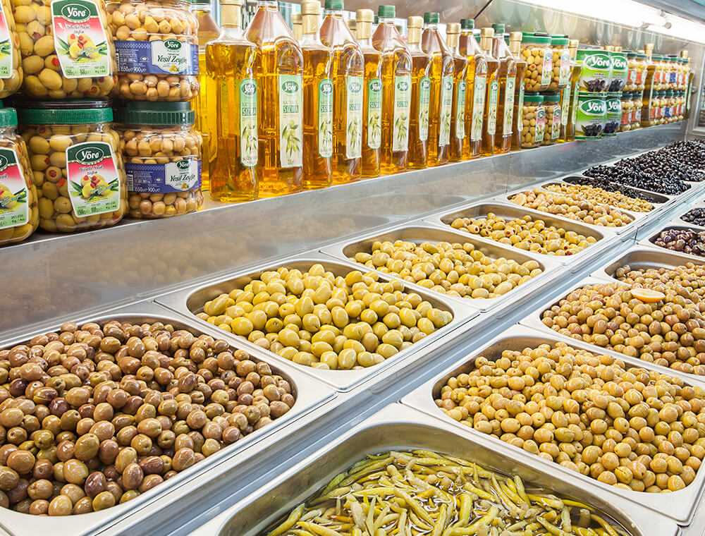 Peynirci Baba zeytin ve turşu teşhir alanı