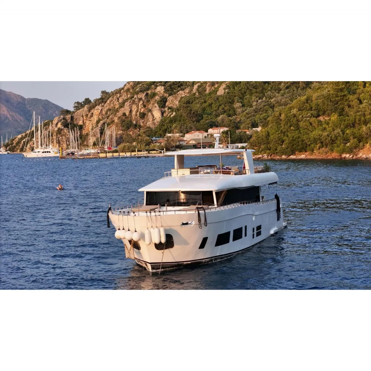 M525 Kiralık 10 Kişilik Lüks Trawler Motoryat  Almila - Ürün Görseli 1