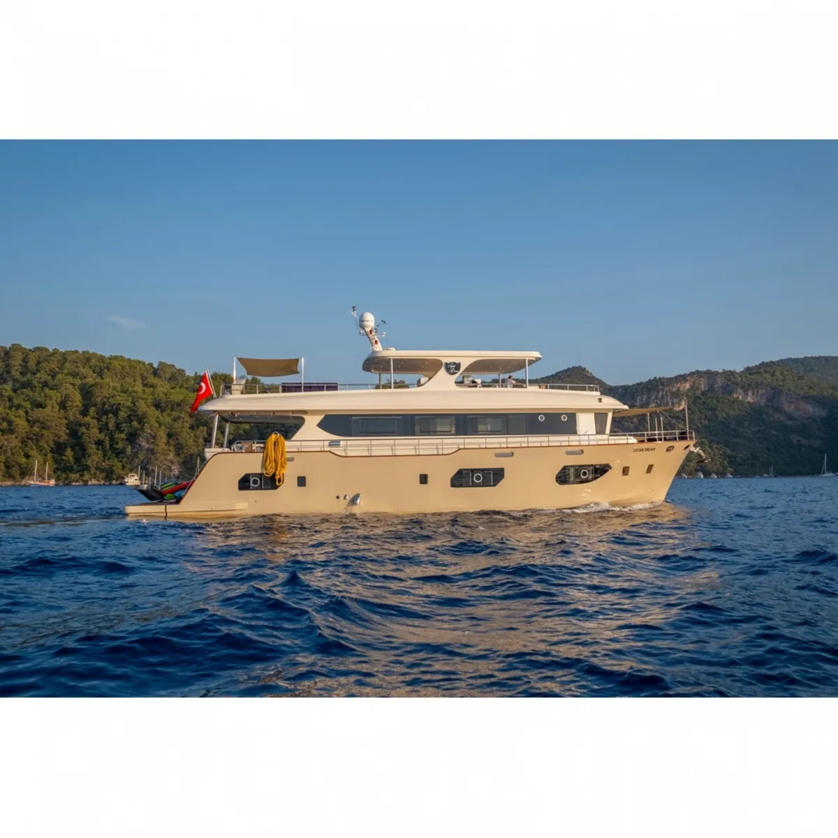 M670 Kiralık 12 Kişilik Lüks Trawler Motoryat Lycian Dream - Ürün Görseli 1