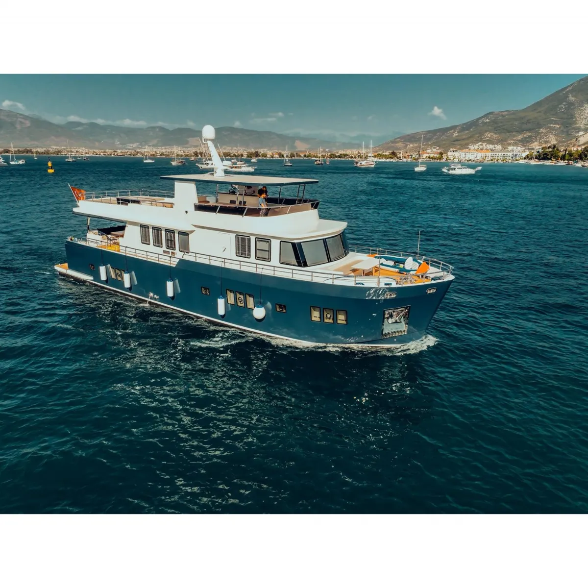 M535 Kiralık 10 Kişilik Lüks Trawler Yat BELUGA - Ürün Görseli 1
