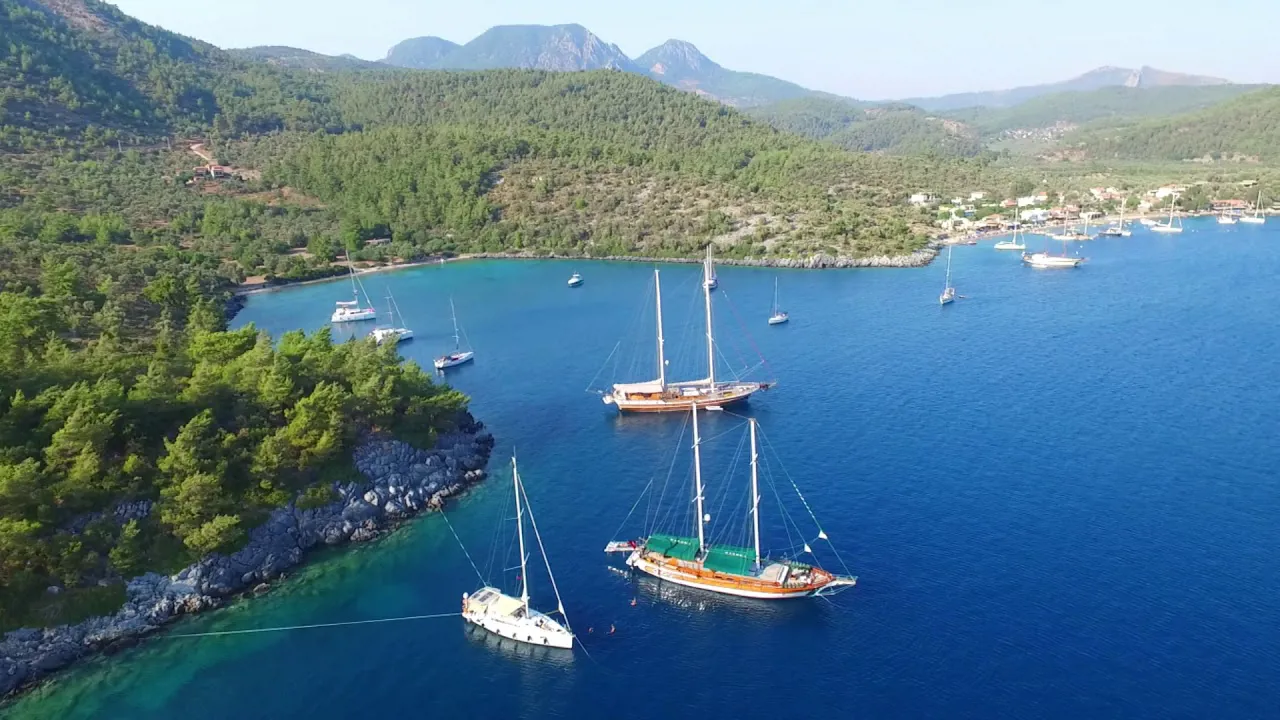 Çökertme Koyu, Gökova rotasında yeşil tepeler ve mavi su